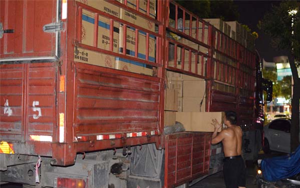 【光臣日?！縇ED線條燈裝箱發(fā)貨