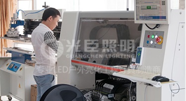 為了產(chǎn)品質(zhì)量，光臣照明LED護(hù)欄管廠家選擇自主貼片