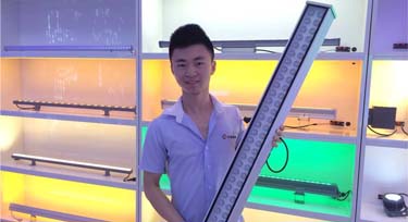 來(lái)看光臣男神手上的60W洗墻燈，現(xiàn)正熱銷……