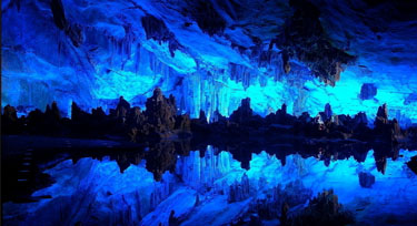 讓溶洞華麗蛻變 LED投光燈為您打造幻彩世界