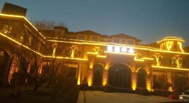 金黃光線條燈為售樓中心披上一套金燦燦的新裝