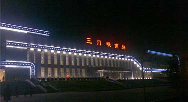 “新衣裳？”三門(mén)峽南站LED線條燈亮化改造