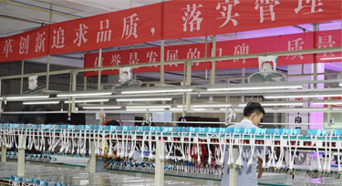 生產(chǎn)高峰期 光臣照明萬米線型燈堆滿整個生產(chǎn)車間