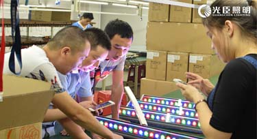 現(xiàn)場指導(dǎo)外貿(mào)公司客戶調(diào)試DMX512洗墻燈