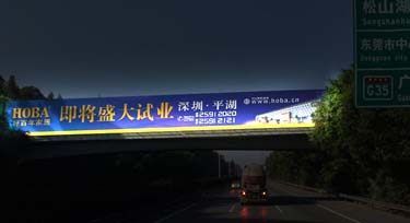 棄用常規(guī)方式 跨線橋廣告牌裝led洗墻燈更安全