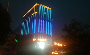 烏程大酒店大樓全彩線條燈動態(tài)效果亮化